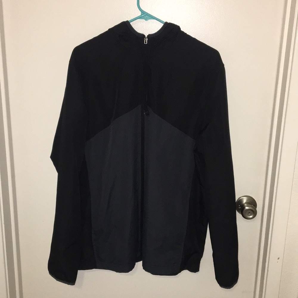 Lightweight rain jacket/windbreaker